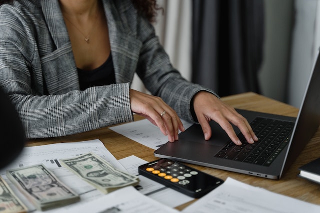 woman on laptop... calculating alimony