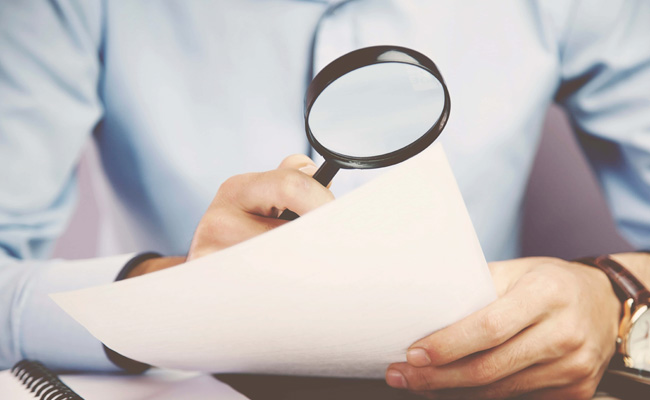 man hand magnifying